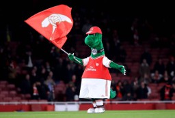 Sungguh Mulia, Ozil Tawarkan Gaji kepada Gunnersaurus