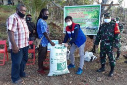 PT Pertamina Serahkan Bantuan Program Ketahanan Pangan di Jayapura