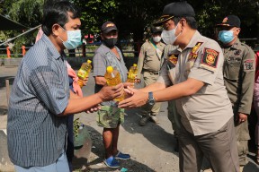 Satpol PP dan Satlinmas Surabaya Bagikan 2.550 Liter Migor Gratis kepada Wa