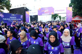 Ribuan Pelari Ramaikan 'Perwosi Fun Run Surabaya 2024' di Kawasan Wisata Kota Lama
