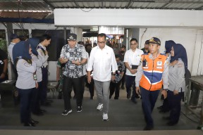 Di Terminal Purabaya Wali Kota Eri Cahyadi dan Menteri Perhubungan Bahas Realisasi Jalur Ganda KA