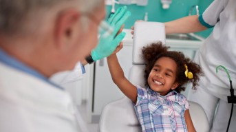 Ini Tips agar Anak Tak Takut ke Dokter Gigi