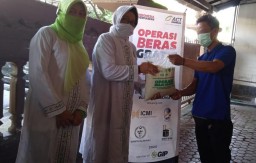 Peduli Corona, Elemen Perempuan dan Cendekia di Bali Bagikan Beras