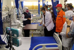 Di RSUA, Gubernur Khofifah Vidcon dengan Chairul Tanjung dan PT Astra