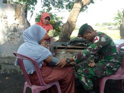 Pengobatan Gratis dari Yon Armed 9 Kostrad di Gosoma