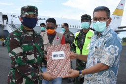 TNI Bantu Gugus Tugas Maluku Utara 20 Koli APD
