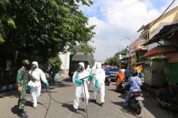 Bersatu Padu Semprot Disinfektan di Penyebaran Terbanyak Kedua Covid-19