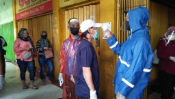 Pedagang dan Pengunjung  Pasar Kapasan Harus Pakai Masker