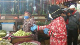 Risma Keliling Pasar Sosialisasi Perwali PSBB