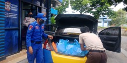 Nelayan di Gresik Terima Bantuan Sembako