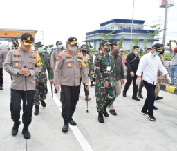 Kapolda Bersama Pangdam Tinjau Check Point Exit Tol Ngawi