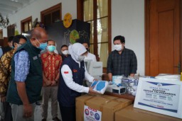 Yayasan Rumah Kita Sumbang Alat Kesehatan ke Pemprov Jatim