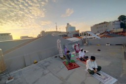 Wow! Perantau Gang Kelinci Salat Id di Atap