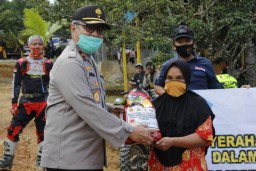 Polda Kalsel Salurkan Sembako ke Warga Terdampak Covid-19