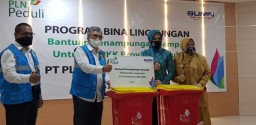 PLN Serahkan Bantuan Tempat Penampungan Sampah ke PKK