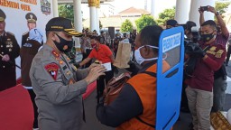 Ratusan Tukang Ojek Terima Sembako dan Masker