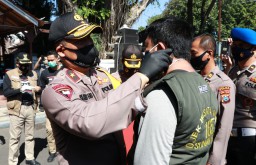 Wakapolda Jatim Bagikan Sembako dan Masker di Gresik