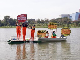 Ecoton Gelar Aksi Tolak Plastik Sekali Pakai di Sungai Brantas