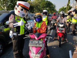 Ditlantas Polda Jatim Berbagi Masker dan Hand Sanitizer