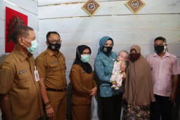 Ketua Tim Penggerak PKK Provinsi Maluku Kunjungi Bayi Hidrosefalus