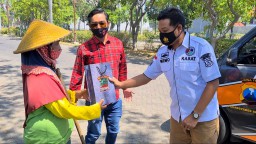 Polrestabes Surabaya Gandeng Dodit Mulyanto Bagikan Hadiah