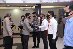 Kapolda Kalsel Beri Reward 44 Anggota Berprestasi