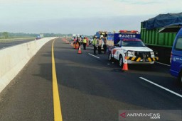Mobil Pribadi dan Truk Tabrakan, Empat Tewas di Lokasi