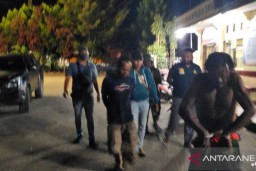 Tenggak Miras, Teler lalu Tikam Tetangga dengan Pisau