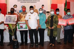 Kunker ke Dobo, Gubernur Maluku Beri Bantuan Pendidikan