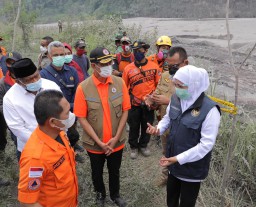 Gubernur Khofifah dan Kepala BNPB Tinjau Area Terdampak Erupsi Semeru