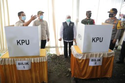 Gubernur Khofifah dan Forkopimda Jatim Tinjau  di Beberapa TPS