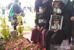 Co-pilot Sriwijaya Air Dimakamkan di TPU Keputih