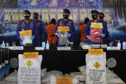 Sebanyak 25 Tahun Bom Ikan Diamankan dari Gudang Margomulyo, Surabaya