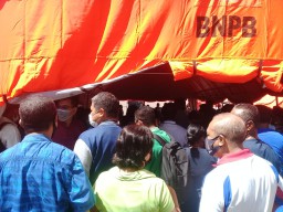 Pegawai Pemprov Maluku Abaikan Prokes saat Rapid Test Antigen