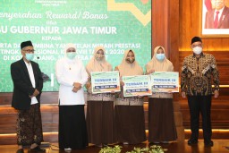 Gubernur Khofifah Serahkan  Bonus Peserta dan Pembina MTQ XXVIII