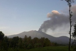 Ketinggian Abu Vulkanik Gunung Raung Banyuwangi Mencapai 2.000 Meter
