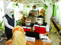 Gubernur Khofifah Tinjau Pelaksanaan Vaksinasi di Bangkalan