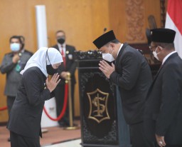 Gubernur Khofifah Hadiri Sertijab Wali Kota Surabaya