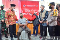 Pedagang Pasar Petiken, Driyorejo, Gresik Mulai Divaksin Covid-19