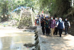 Gubernur Khofifah Minta Bangun Bronjong dan  Plengsengan