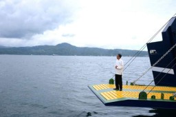 Jokowi Resmikan RSUP hingga Tinjau Vaksinasi Massal di Ambon