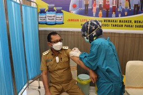 Wagub Maluku Vaksinasi Covid-19 di RSUPP Dr J Leimena