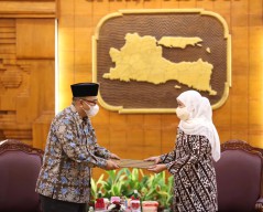 Gubernur Khofifah Serahkan SPT Plt. Bupati Probolinggo