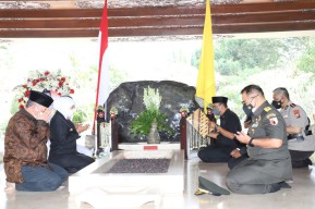 Gubernur Khofifah Ziarah dan Doa di Pusara Sang Proklamator