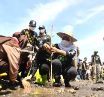 Gubernur Khofifah Ajak Dalami Filosofi Urip Iku Urup