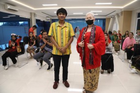 Untag Surabaya Ajak Mahasiswa PMM Pakai Baju Adat