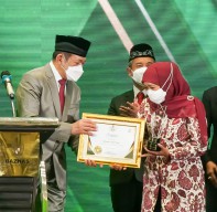 Gubernur Khofifah Terima Penghargaan Baznas Award 2022