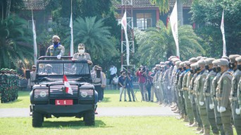 Gubernur Jatim Raih Penghargaan Karya Bhakti Satpol PP dari Mendagri