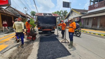 Ganjar Pantau Jalan Provinsi Pakai Aplikasi Jalan Cantik