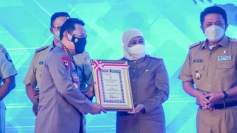 Kapolri Beri Penghargaan ETLE Nasional Presisi pada Gubernur Khofifah